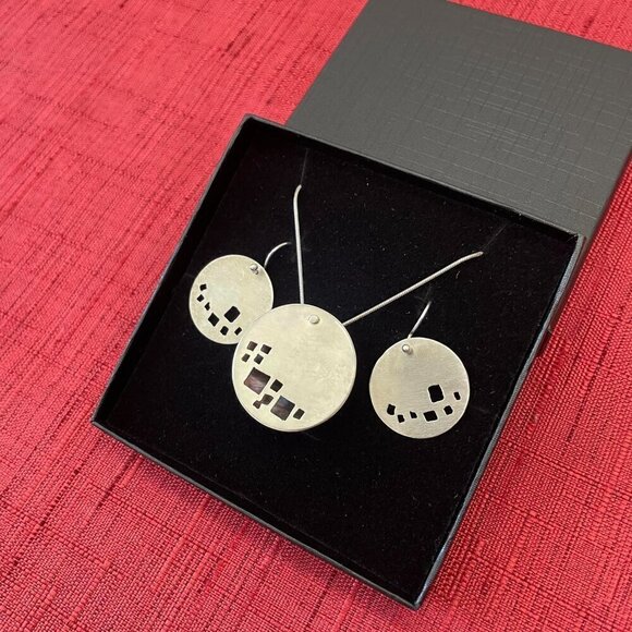 Jessie Senecal Handmade Sterling Sliver "Pebbles" Locket Necklace and Earrings - Picture 3 of 5